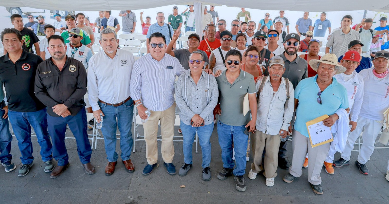 Entrega Ayuntamiento de Los Cabos credenciales y uniformes para el ordenamiento del comercio ambulante