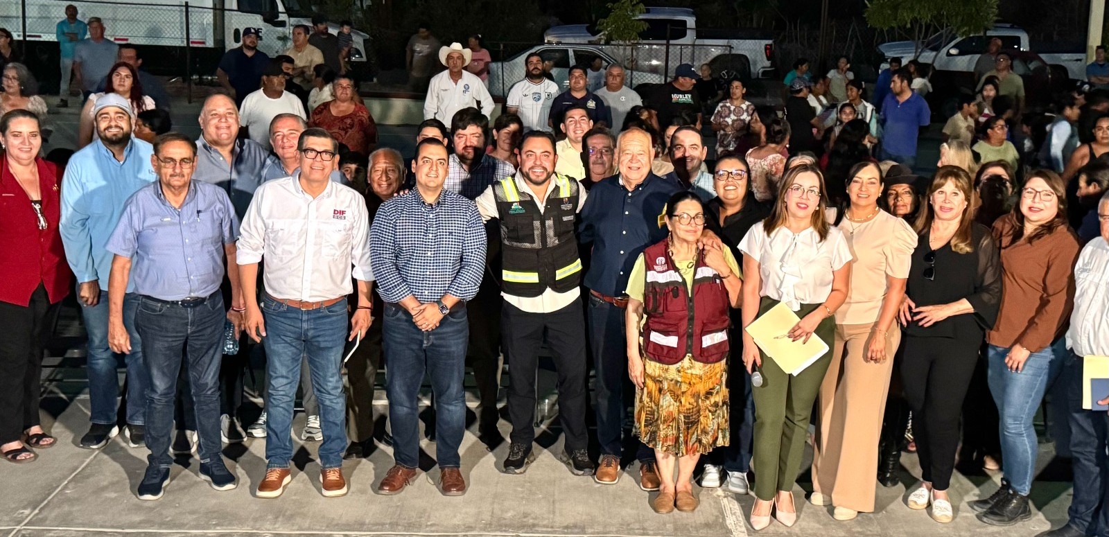 Entregan ambulancia, camión cisterna y apoyos a familias de El Campamento, en Santiago