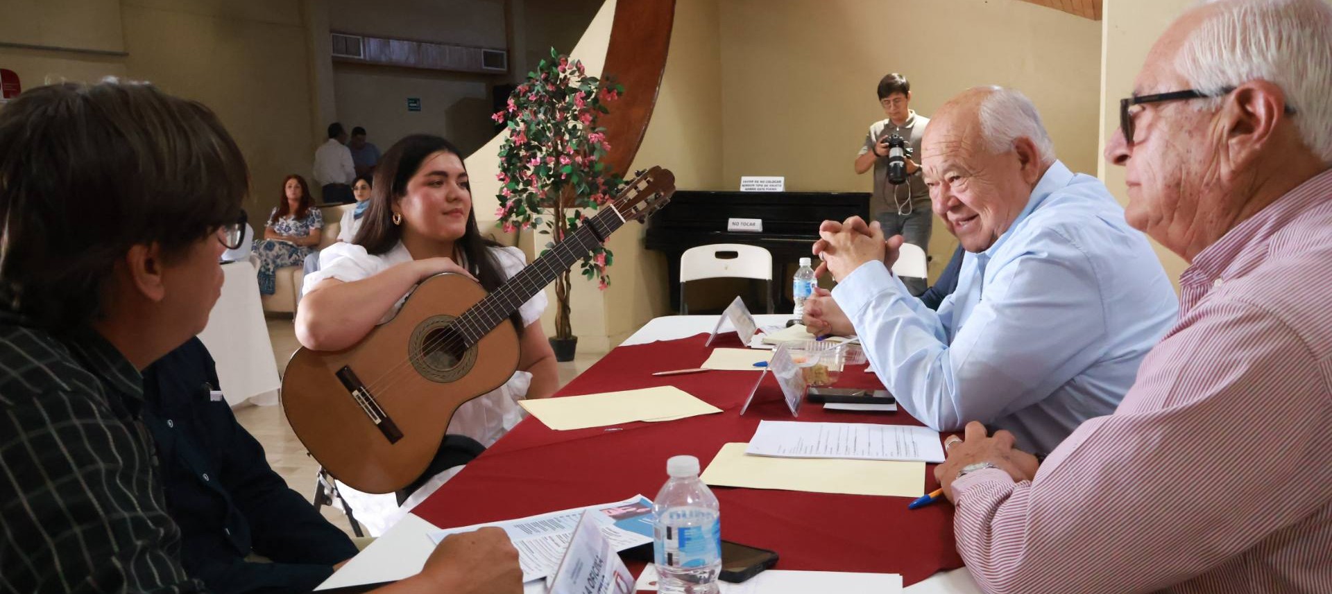 Encabeza Víctor Castro audiencias públicas en La Paz para la atención ciudadana