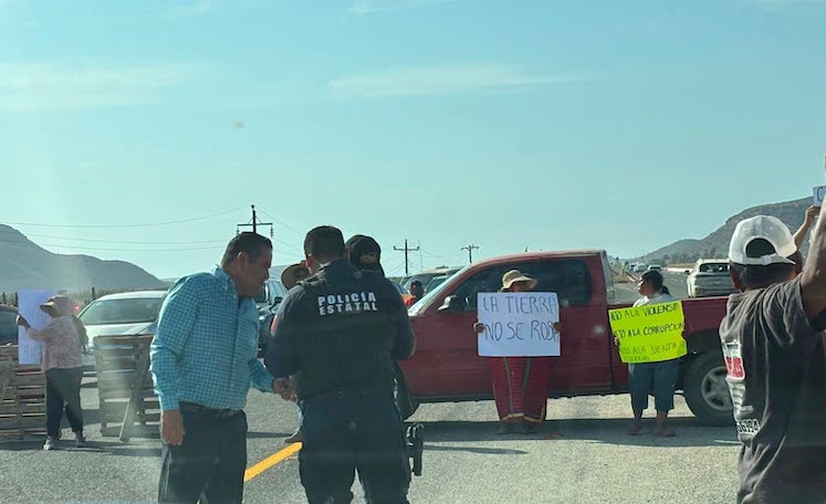 Lío de tierras entre inmigrantes de El Pescadero ocasiona el bloqueo de la carretera Lío de tierras entre inmigrantes de El Pescadero ocasiona el bloqueo de la carretera