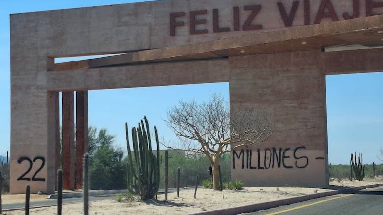 Otra vez pintarrajean la Puerta de La Paz; ahora sobre supuesto costo de la obra