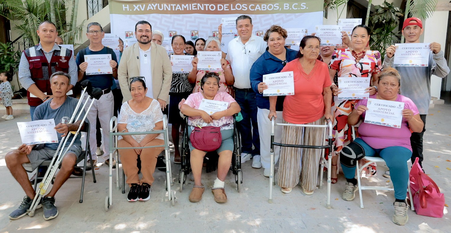 Entrega gobierno de Los Cabos apoyos a familias cabeñas
