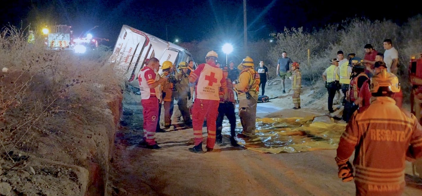 Deja accidente 3 muertos y 18 heridos en Santa Anita; autoridades atienden a víctimas