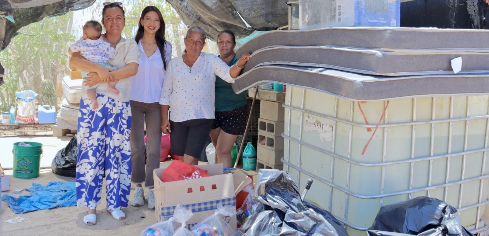 Entrega DIF Los Cabos apoyos a familia afectada por incendio en comunidad de Las Casitas