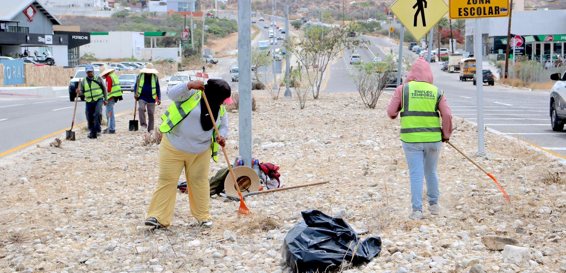 Atienden más de 80 km entre camellón central y laterales de la carretera Transpeninsular y retiran 220 toneladas de residuos en Los Cabos Atienden más de 80 km entre camellón central y laterales de la carretera Transpeninsular y retiran 220 toneladas de residuos en Los Cabos