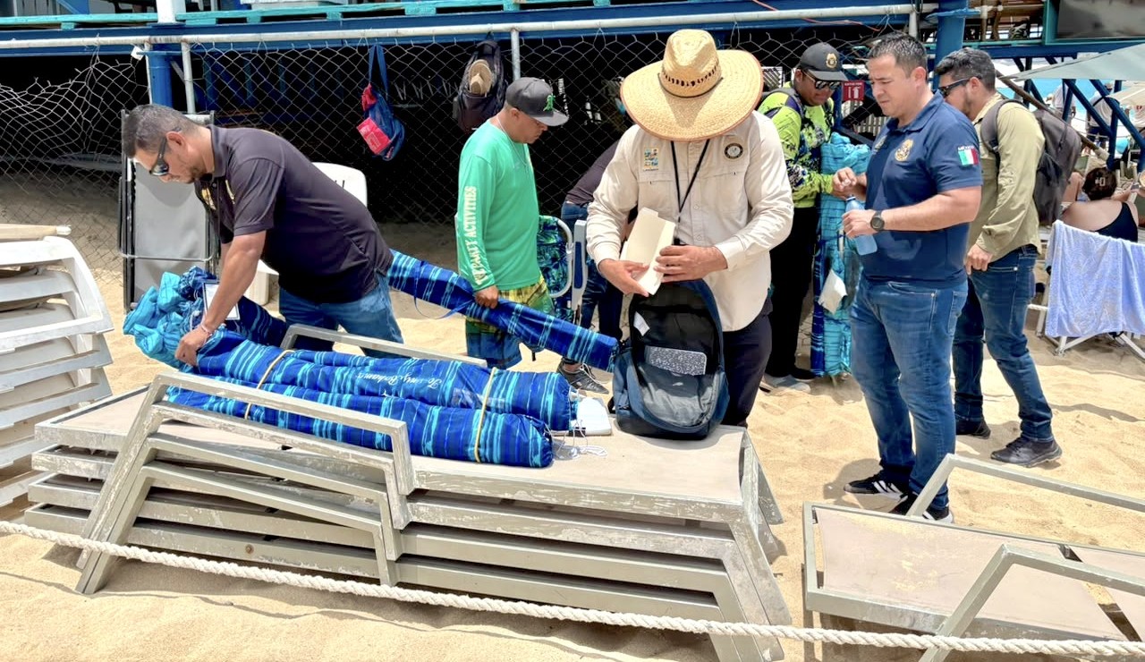 Aseguran sombrillas y camastros por irregularidades en la playa El Médano, en CSL