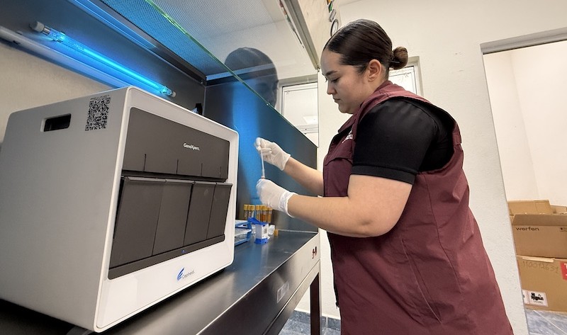 Opera salud estatal equipo tecnológico de punta para procesar pruebas de VHC
