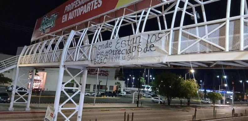 “Dónde están los desaparecidos de BCS”, claman madres buscadoras a través de manta en un puente