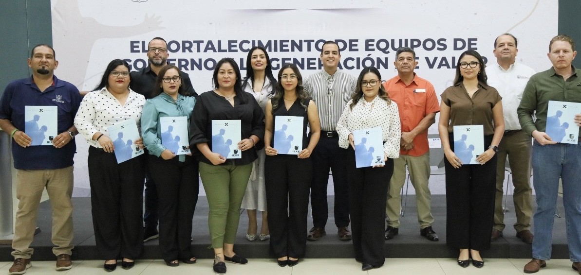 Entrega Subsecretaría de Administración 11 becas a personal del gobierno de BCS