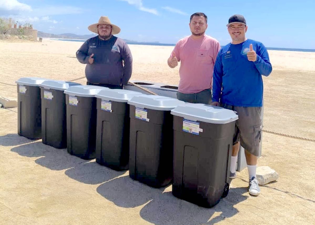 Instala Zofemat Los Cabos nuevos recipientes para residuos en playa Costa Azul y realiza jornada de limpieza en El Tule