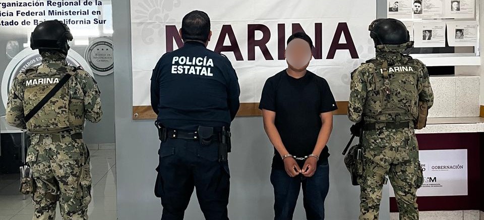 Por portación de arma de fuego y contar con una orden de aprehensión vigente detienen a 2 en La Paz