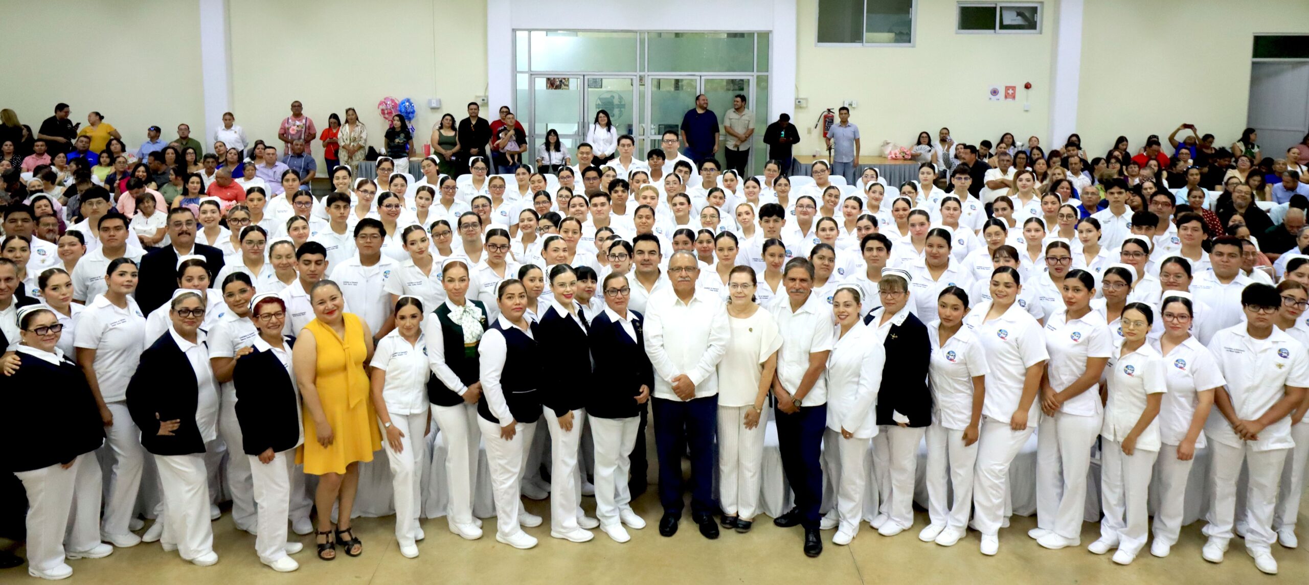 Alumnado de Enfermería de la UABCS recibe cofias y fistoles en ceremonia oficial
