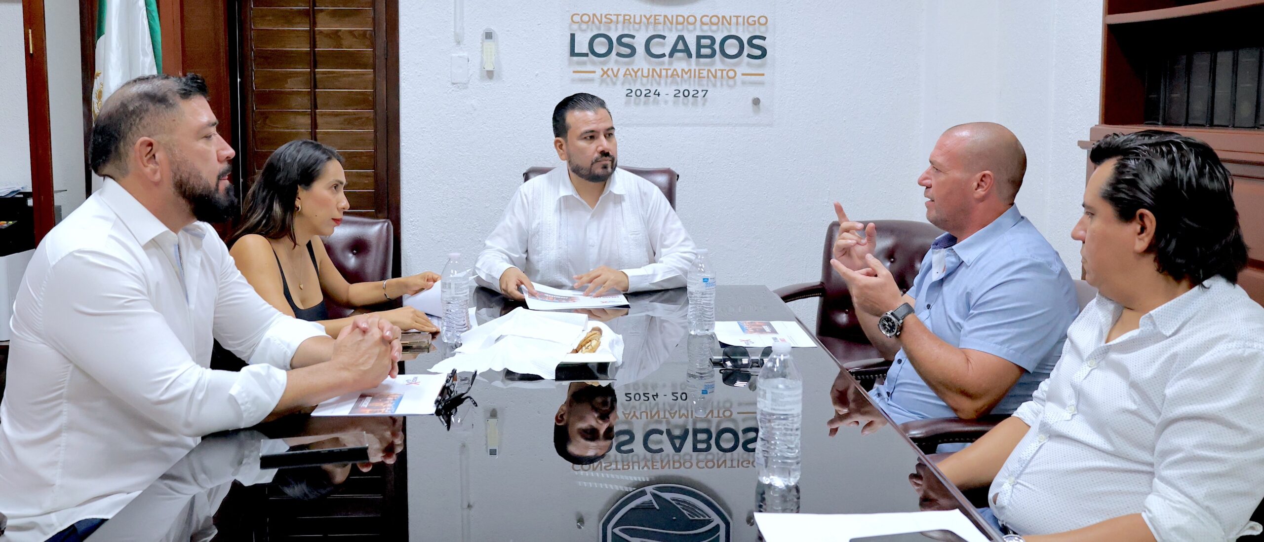 Analiza Ayuntamiento de Los Cabos proyecto con Fox Sports para promover turismo de aventura