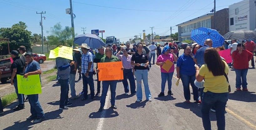 Bloquean burócratas de Comondú carretera Transpeninsular por incumplimiento en pago de bonos