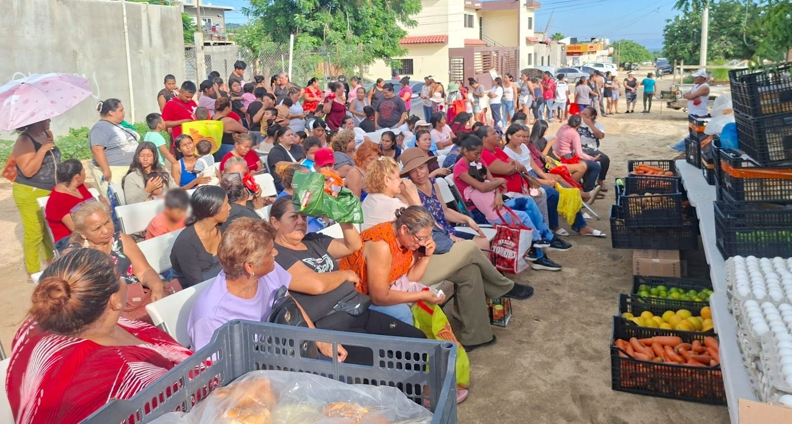 Entregan apoyos alimentarios a familias de la colonia Leonardo Gastélum en Cabo San Lucas