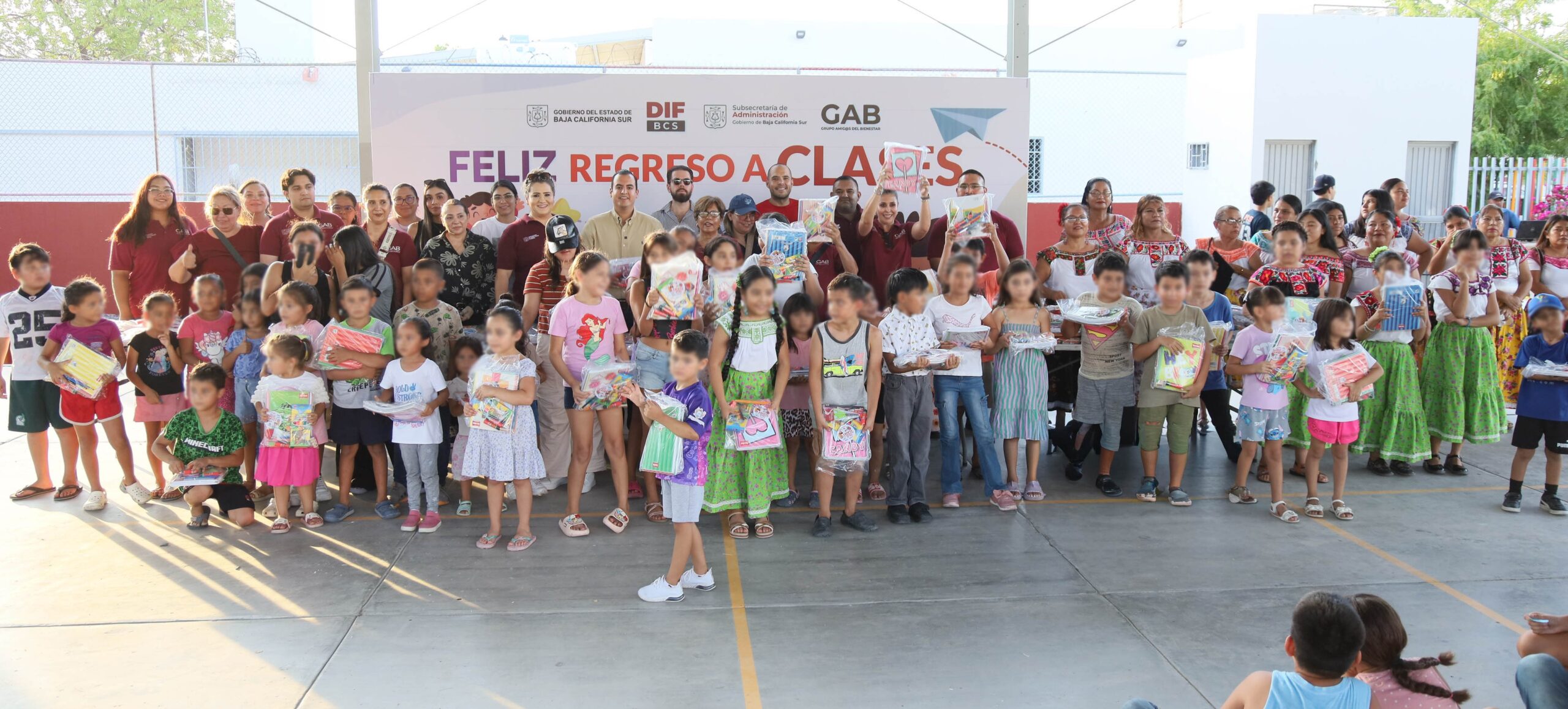 Entrega Grupo de Amigos para el Bienestar 200 paquetes de útiles escolares en La Paz