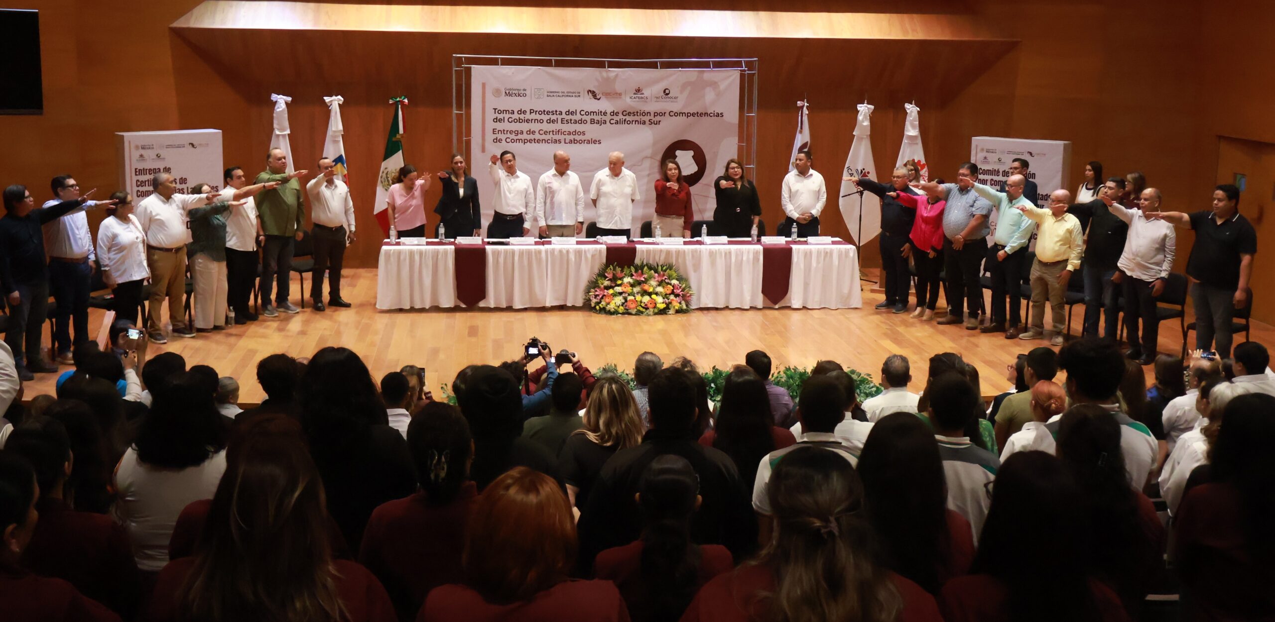 Entregó el Gobernador 55 certificados de competencias laborales en La Paz