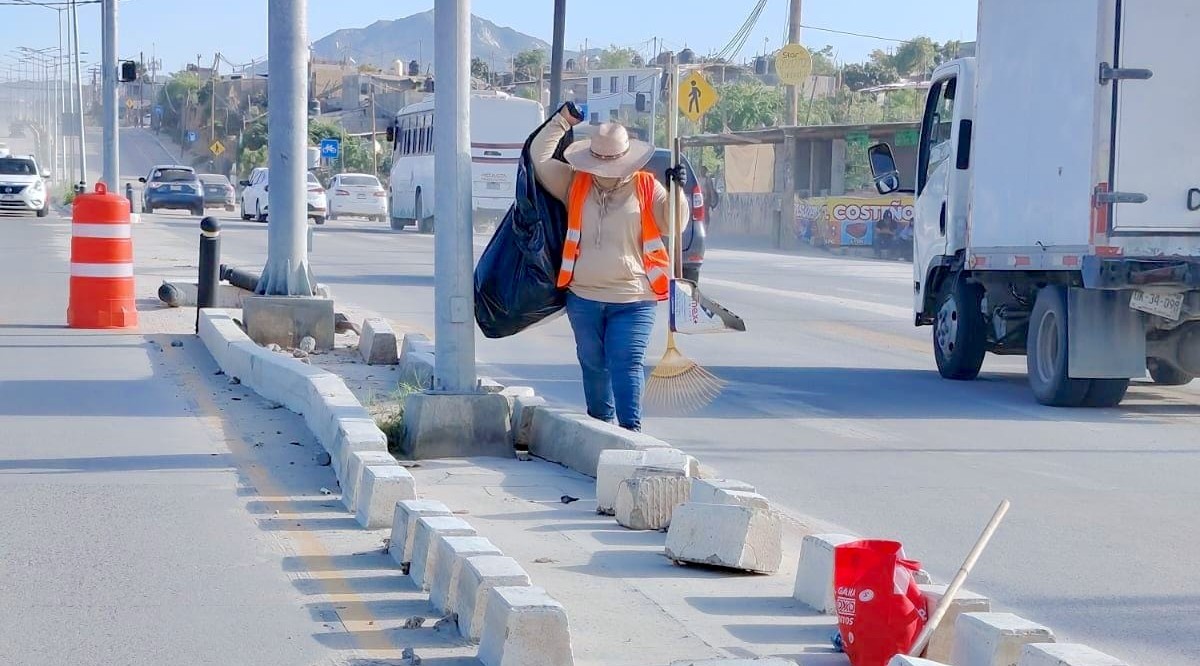 Limpian avenidas Leona Vicario y Nicolás Tamaral en Cabo San Lucas