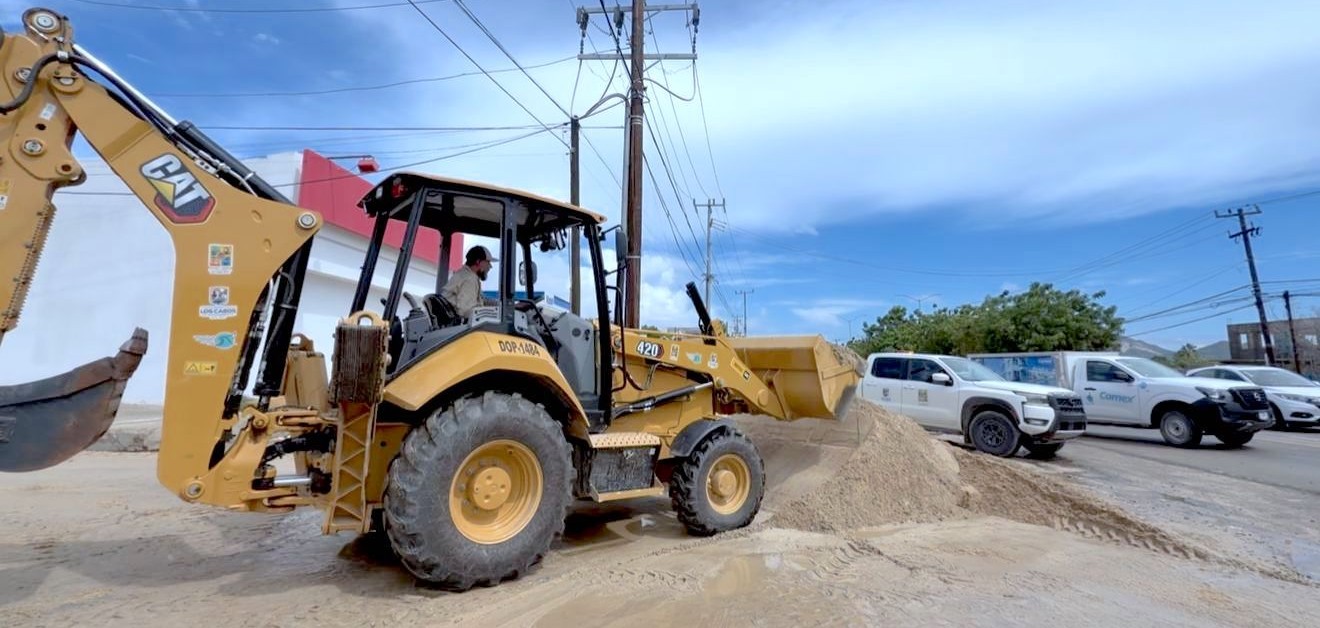 Retira Obras Públicas azolve y rehabilita vialidades en Los Cabos tras lluvias