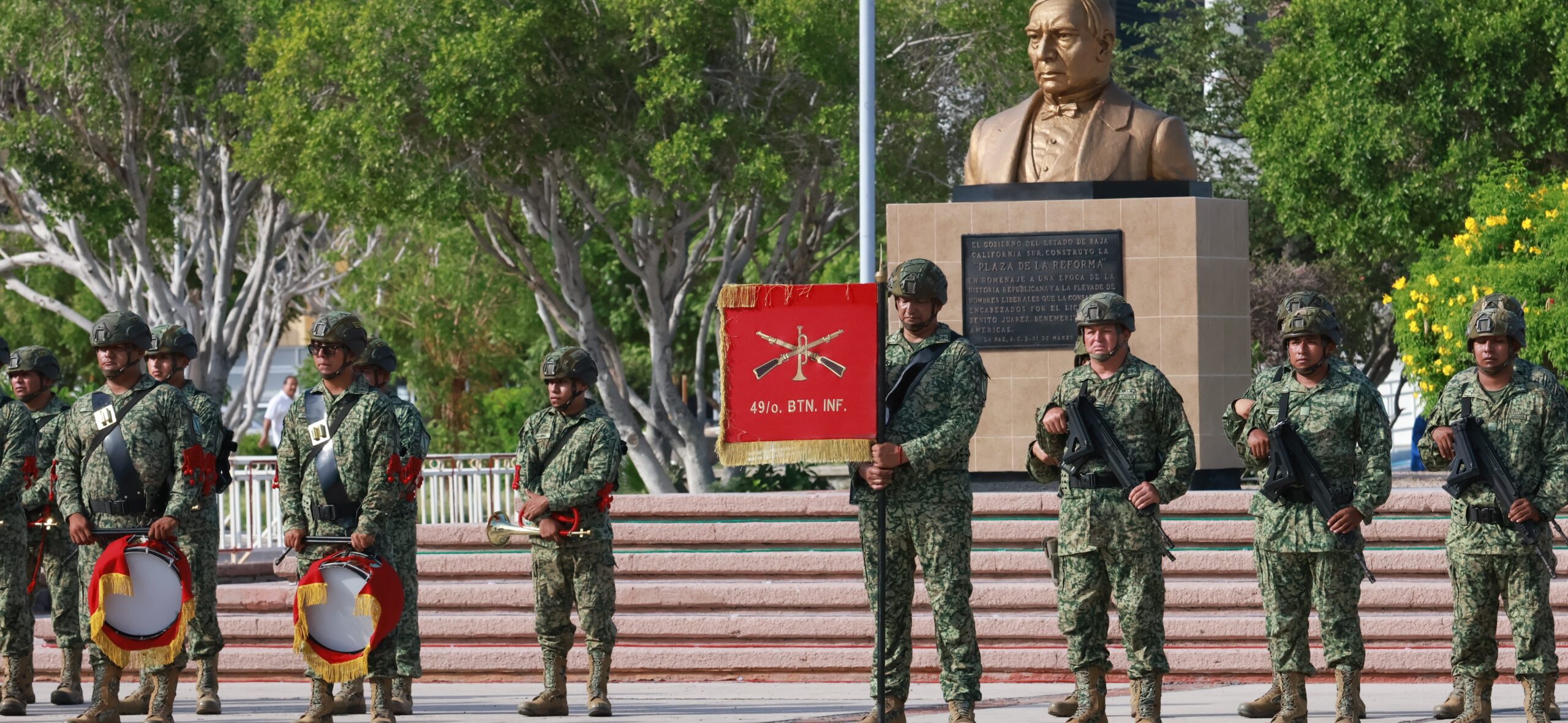 Inicia gobierno de BCS actividades del mes patrio con izamiento de bandera
