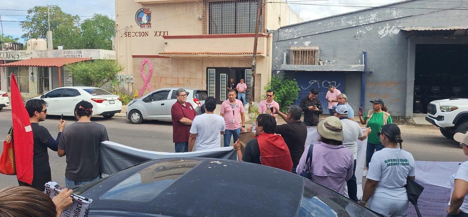 Trabajadores del IMSS vuelven a manifestarse en contra del incremento salarial del 8% y renuncia de su dirigente nacional