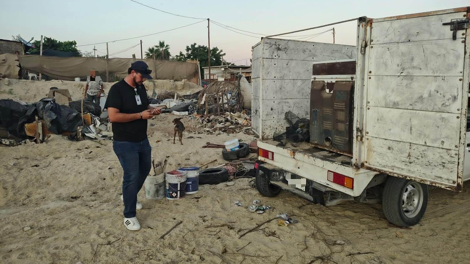 Asegura Ayuntamiento de Los Cabos vehículos por depósito ilegal de residuos en arroyo de Santa Rosa