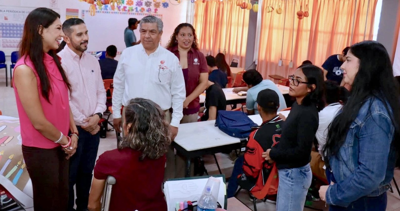 Entregan mochilas y útiles escolares a estudiantes con discapacidad en Los Cabos