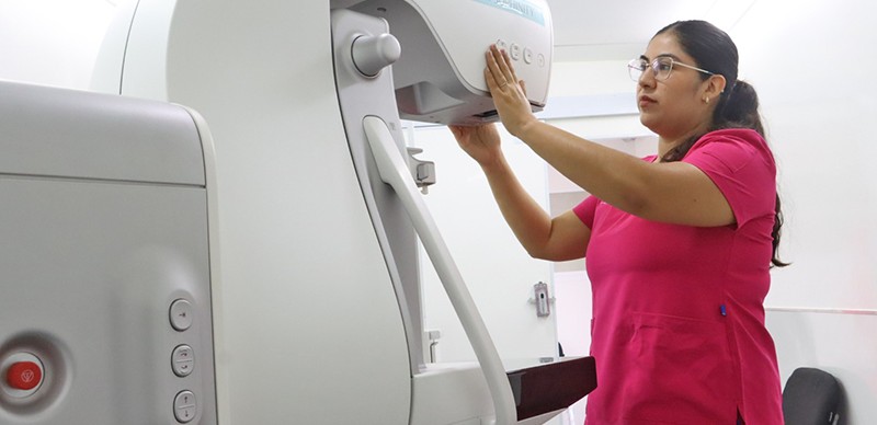 Nuevo mastógrafo móvil acercará detección de cáncer de mama y cervicouterino a colonias de La Paz: SSA