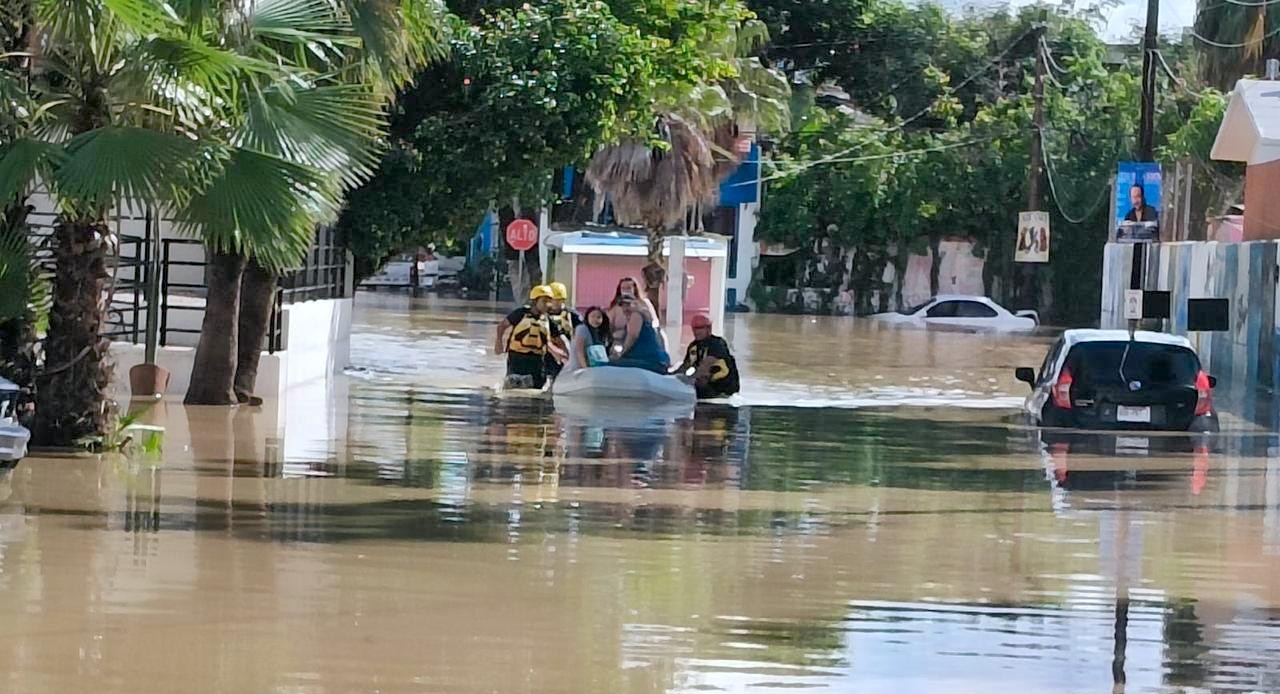 Rescatan Bomberos de SJC a 12 personas y evacúan a 350 personas del IMSS